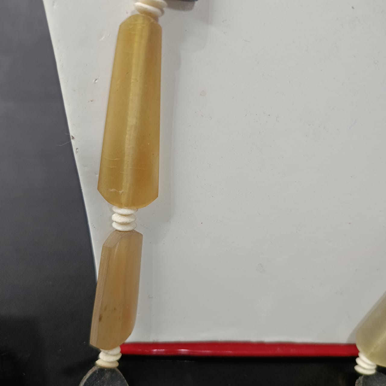 عقد قديم باالعاج