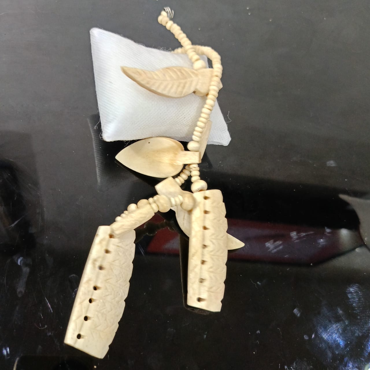 عقد قديم بالعاج