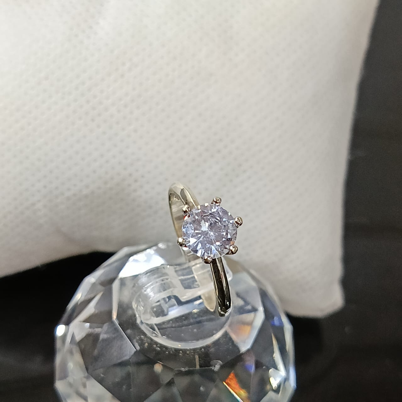 خاتم بلاكي أبيض 18 عيار بحجر زركون طبيعي