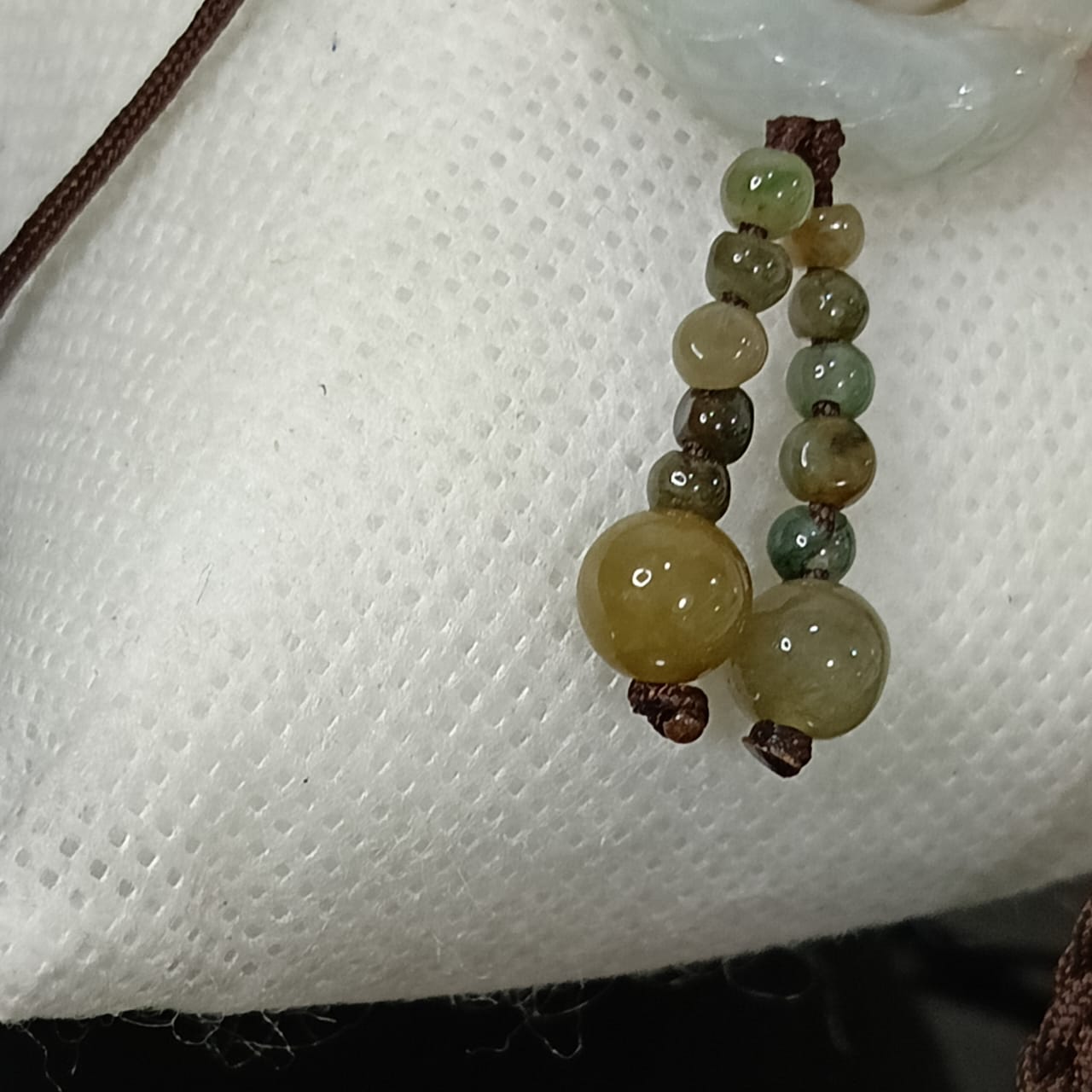 عقد تحفة بحجر جاد نقي