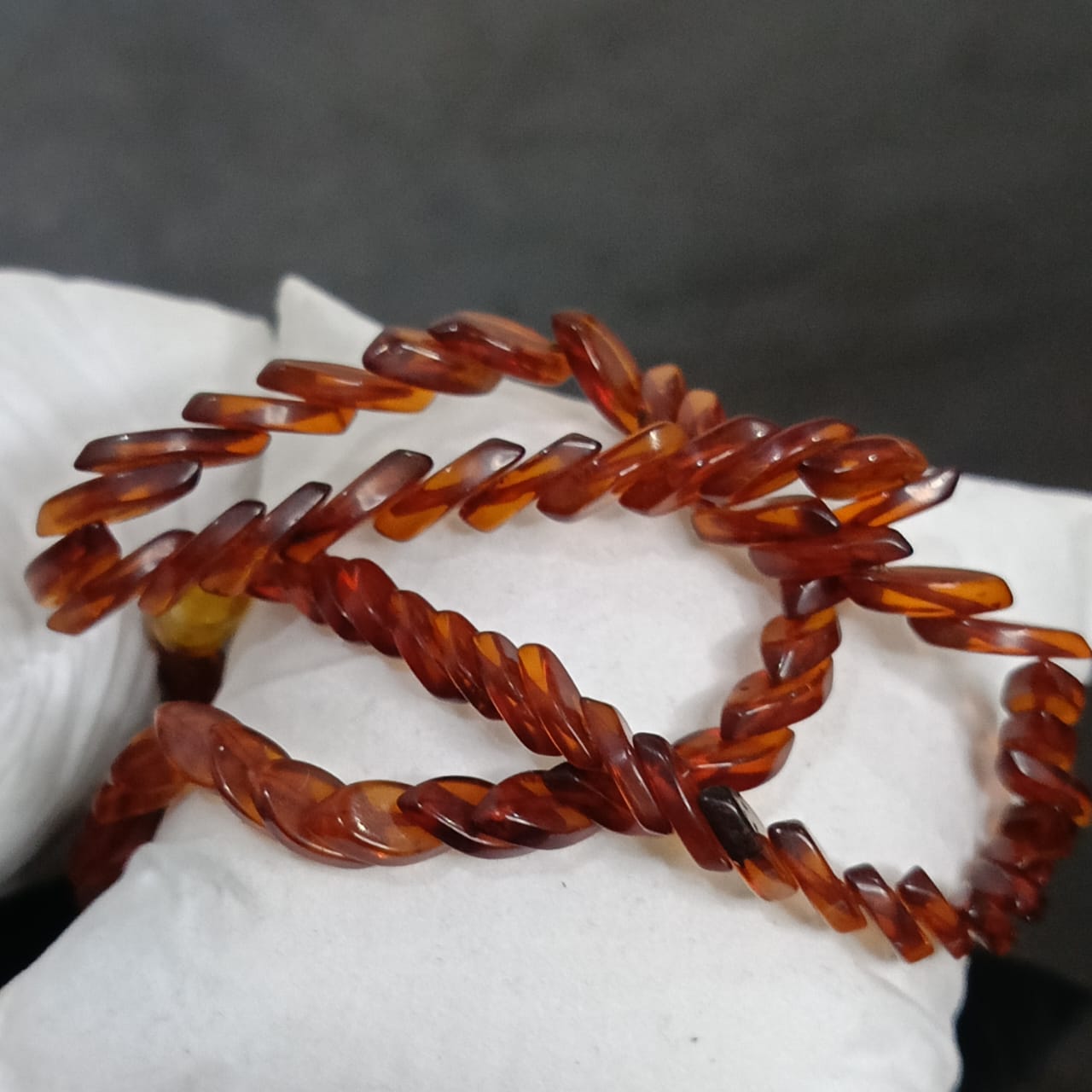 عقد تحفة من كهرمان فواح