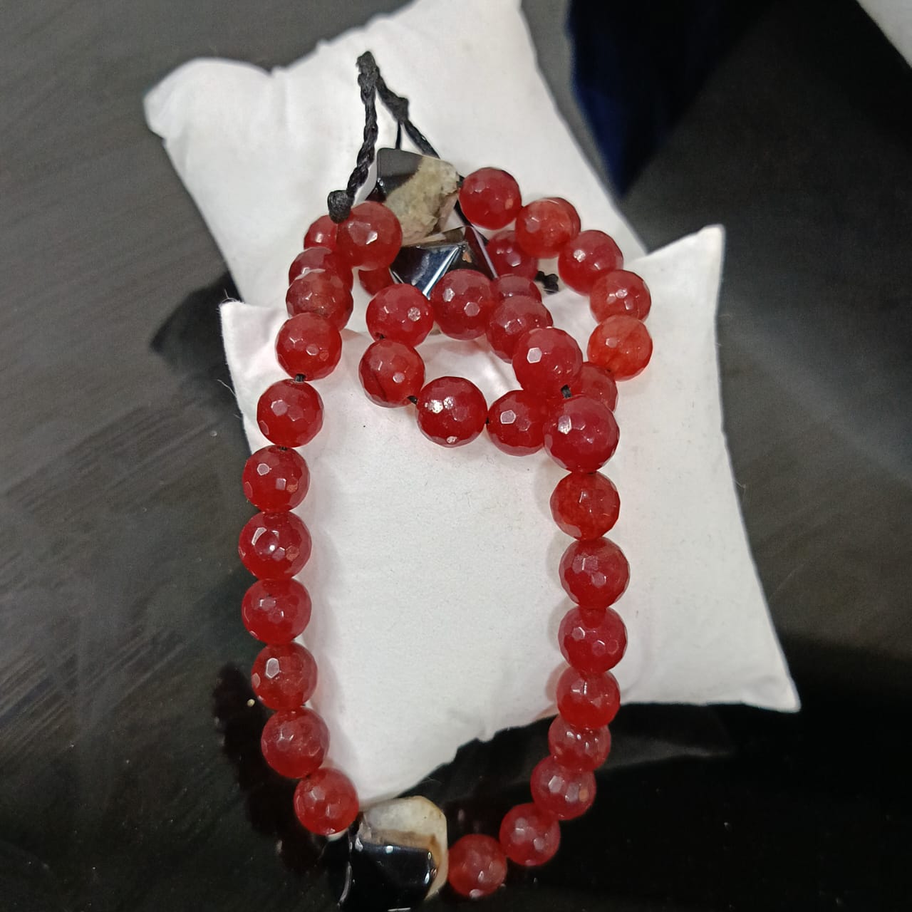 سبحة عتيقة بحجر يشم رماني وشواهد من عقيق