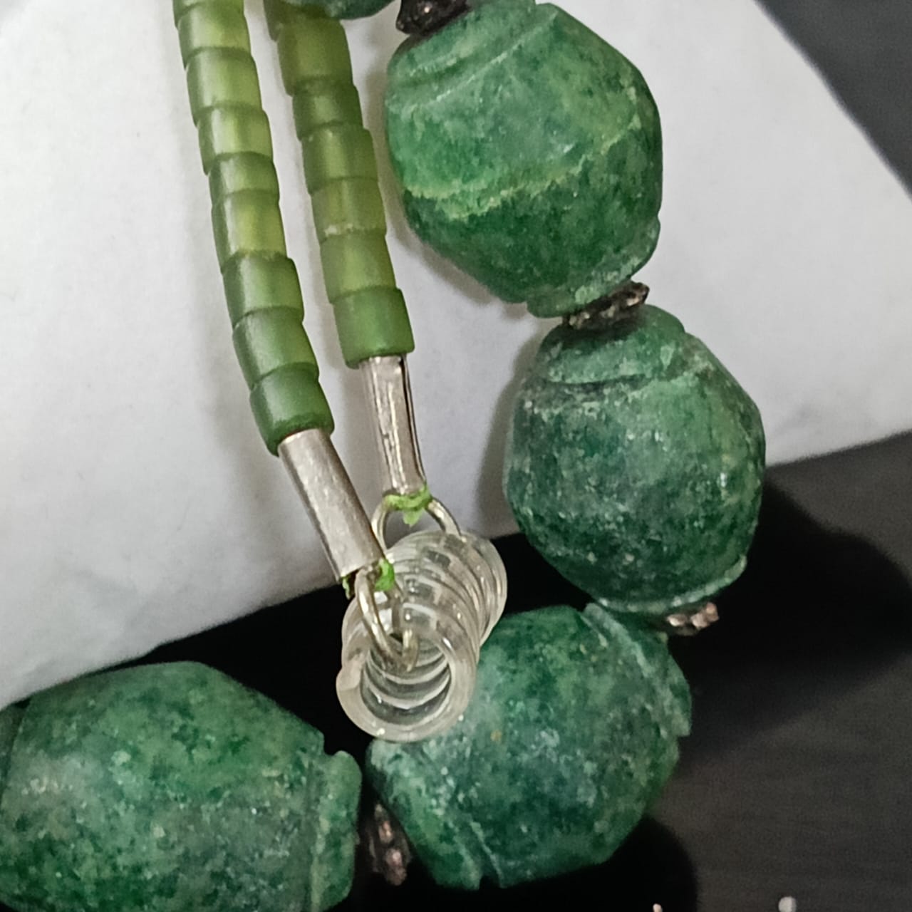 عقد تحفة نادر بحجر زمرد هندي طبيعي