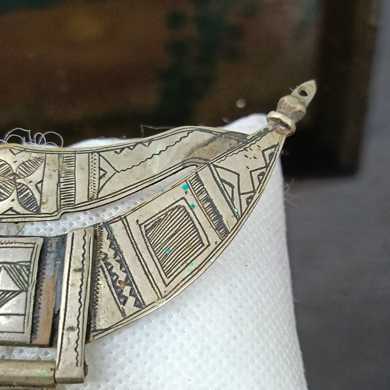 قلادة معدنية كبيرة تحفة