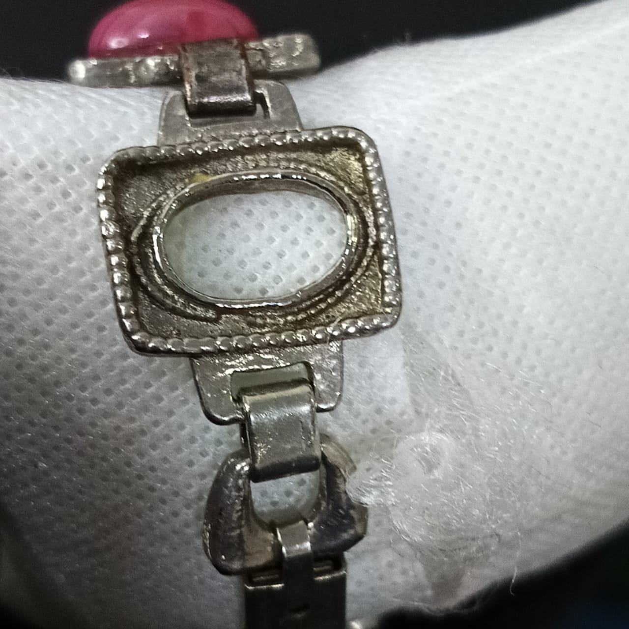 سوار معدني تحفة مرصعةبأحجار طبيعية ينقصه حجر