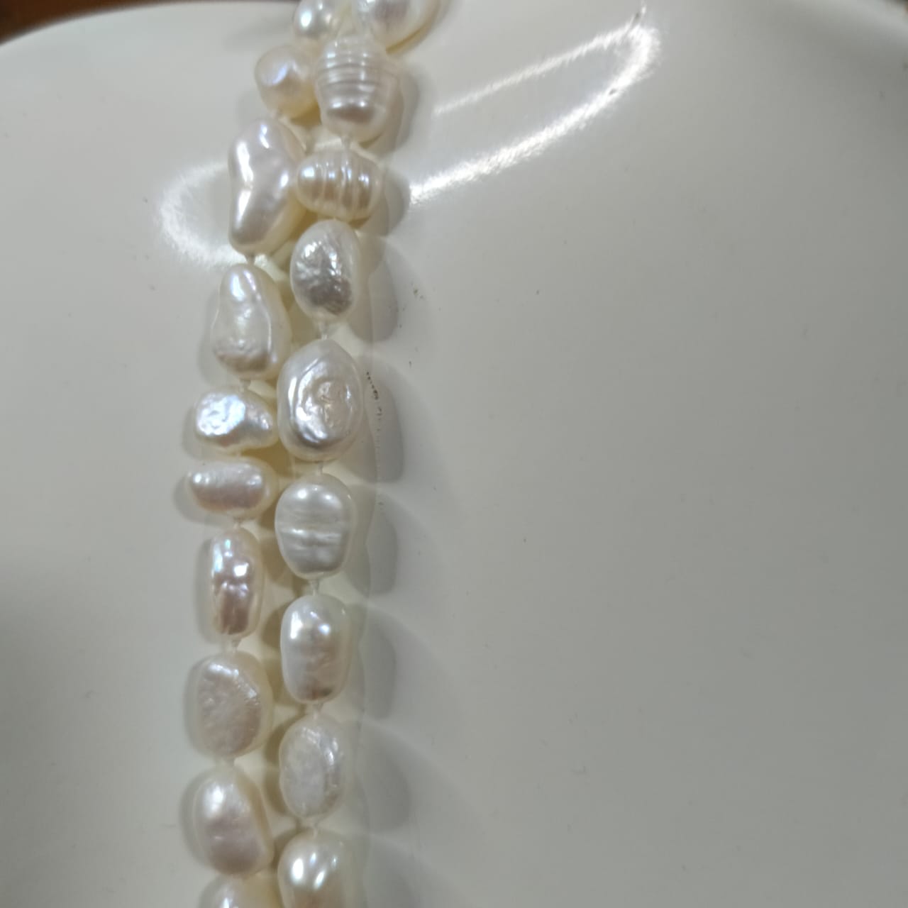 عقد طويل من جوهر الحر