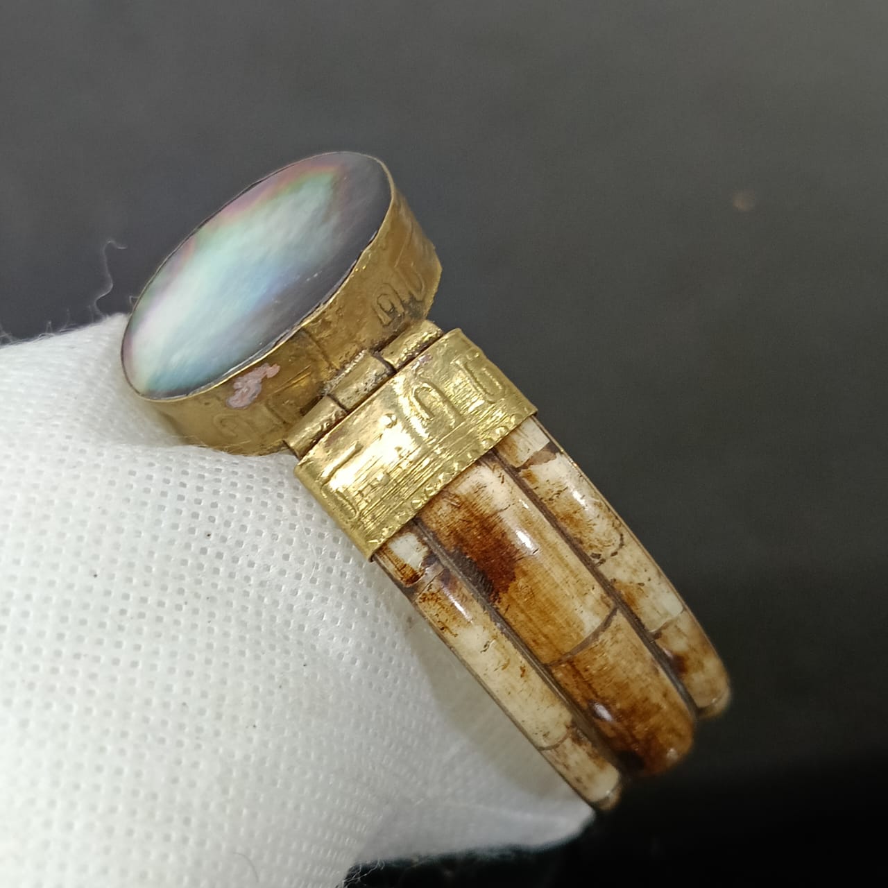 سوار نحاس وعااج