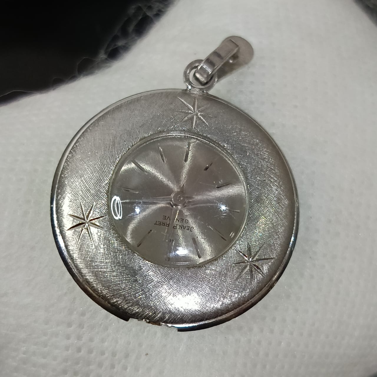 قلادة ساعة عاطلة بلاكي أبيض