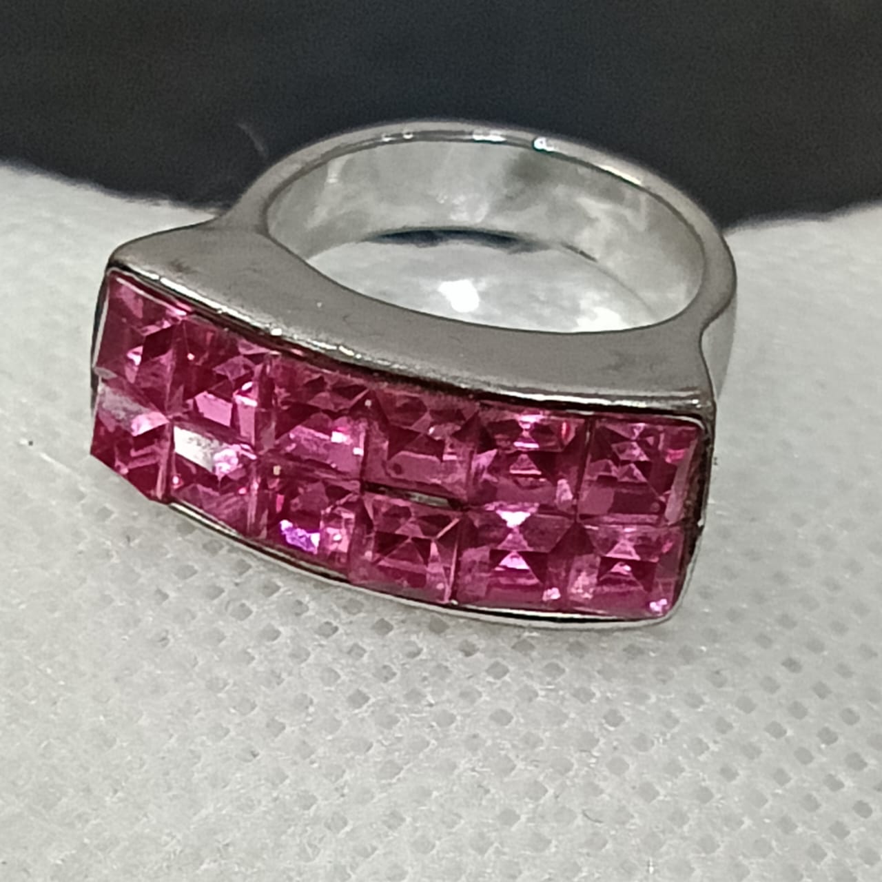 خاتم بلاكي أبيض مرصع بالأحجار