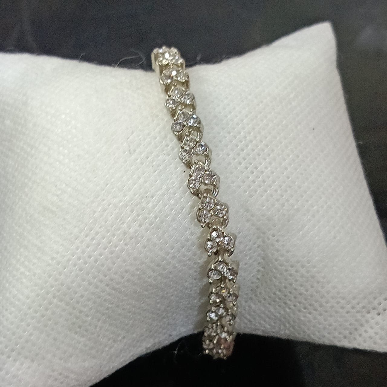 سوار بلاكي أبيض مرصع بالأحجار