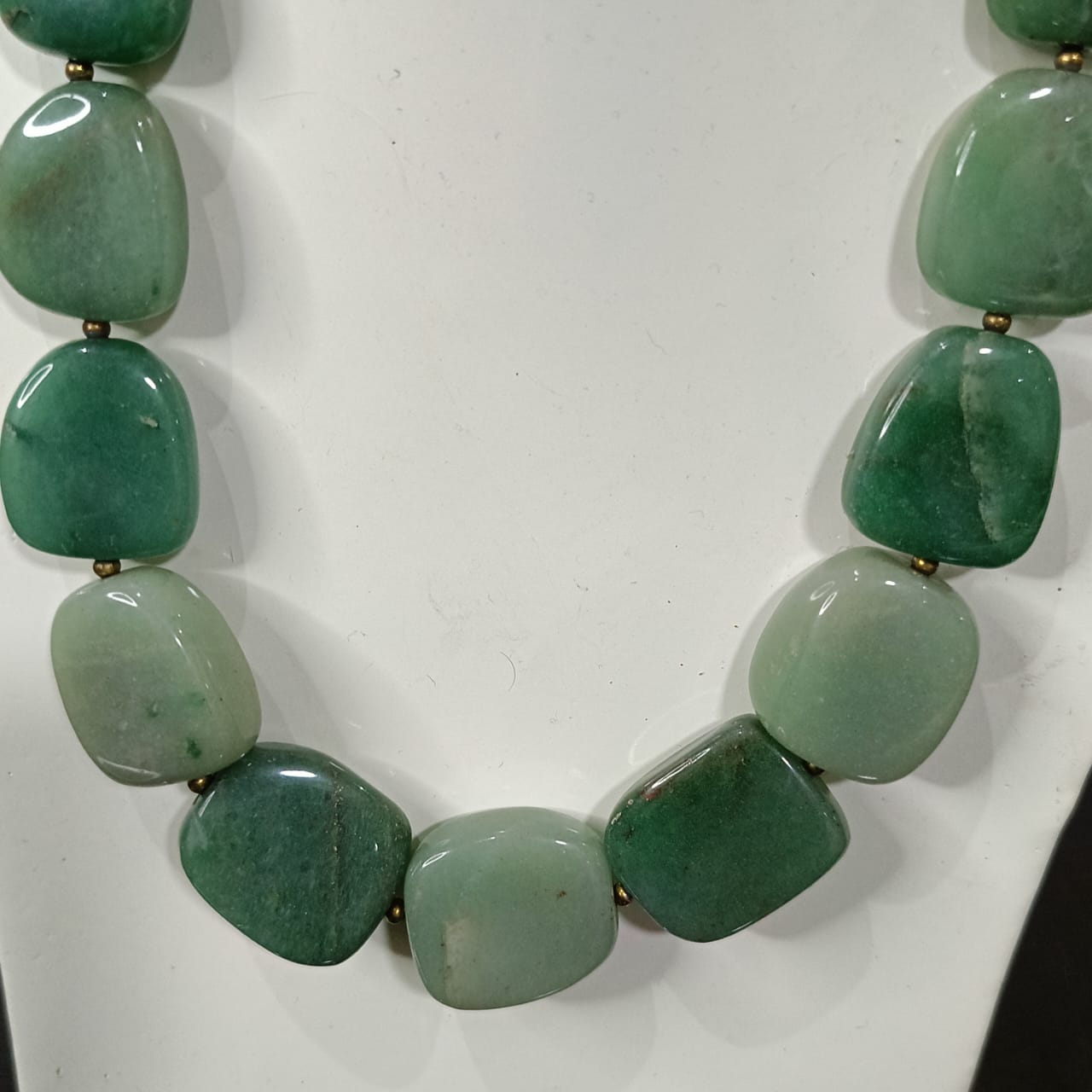 عقد تحفة بحجر جاد