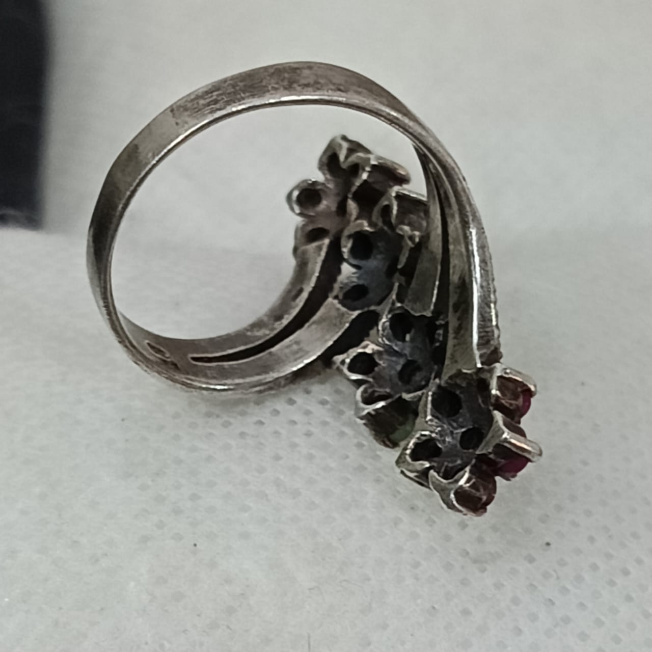 خاتم نسائي فضة مرصع بالأحجار ياقوت وزمرد وسفير