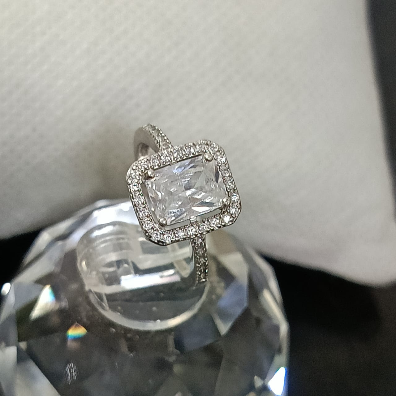 خاتم فضة نسائي مرصع بالأحجار