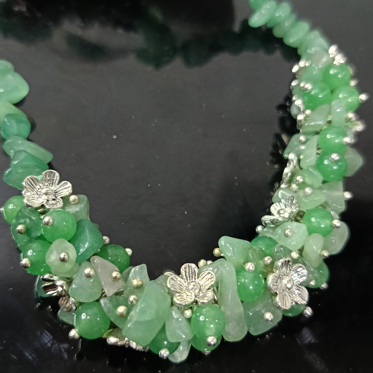 باغيغ تحفة عقد وسوار وأقراط من حجر جاد وزمرد