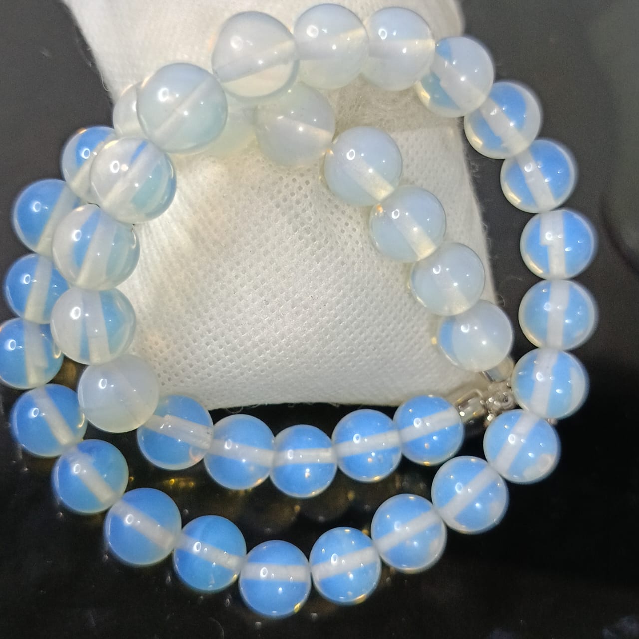 عقد تحفة بحجر قمر طبيعي