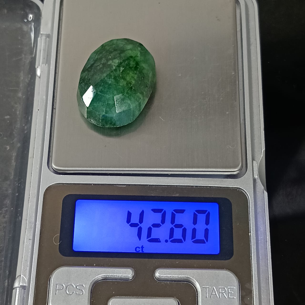 حجر زمرد هندي طبيعي