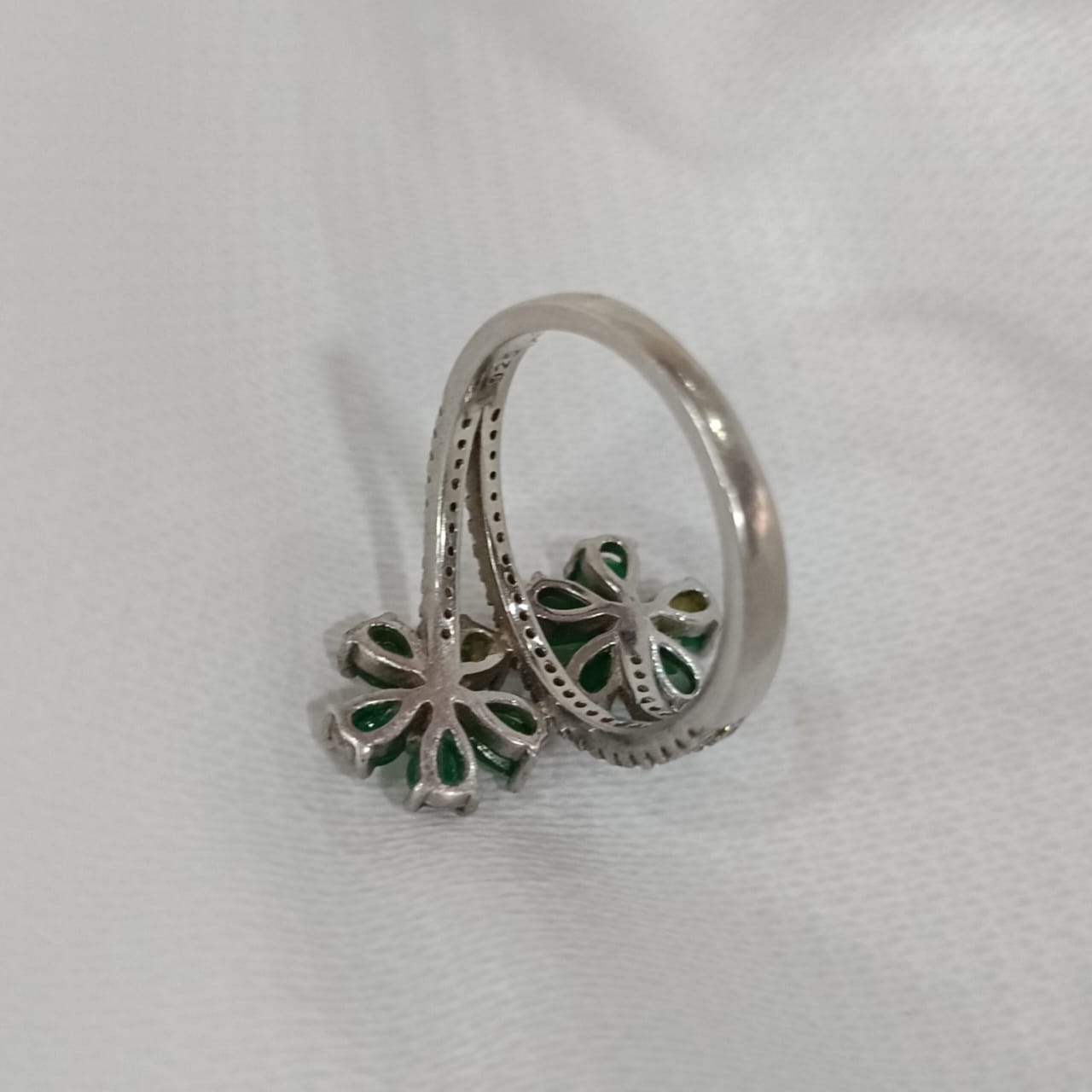 خاتم فضة نسائي مرصع بالأحجار