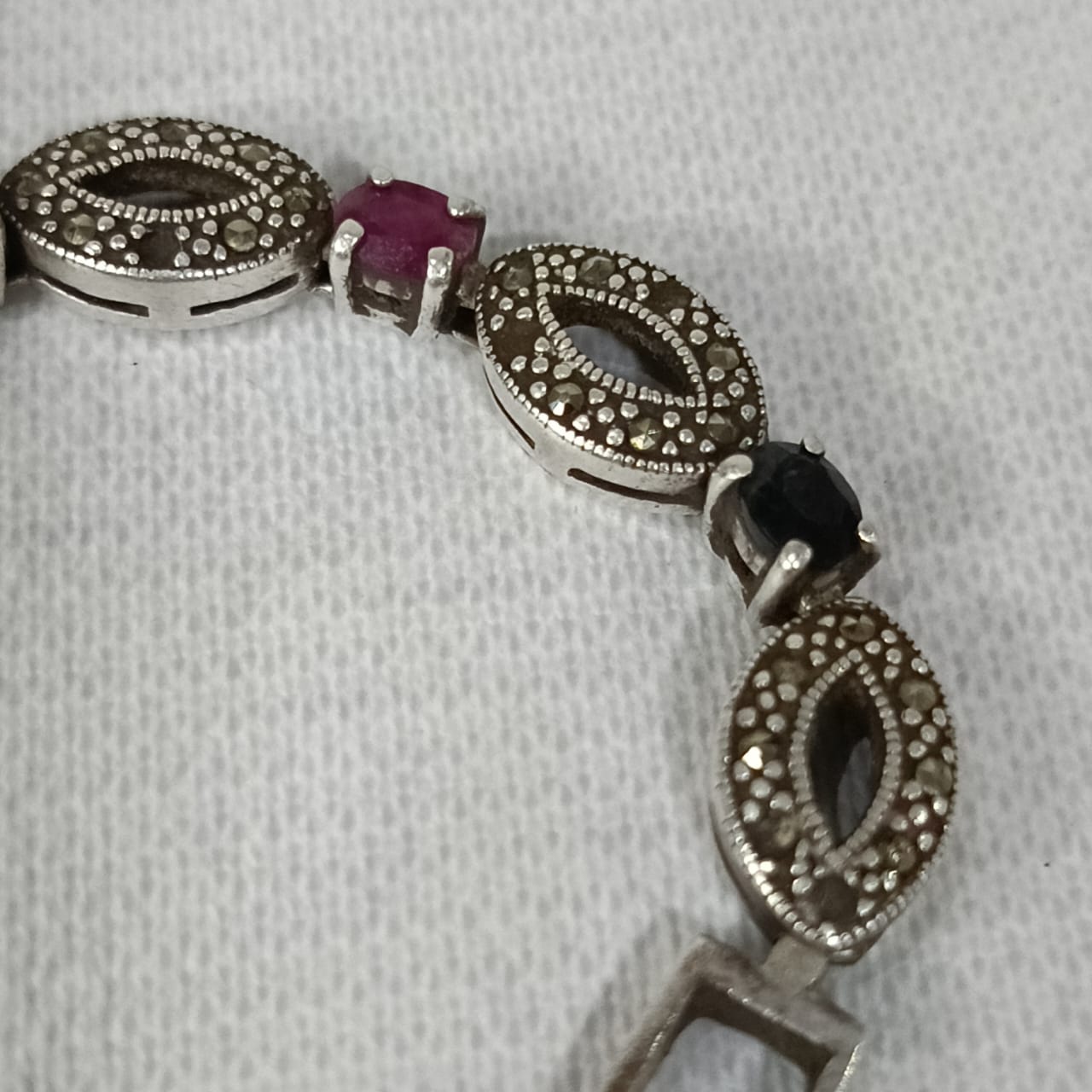 سوار فضة نسائي مرصع بالأحجار كريمة ياقوت وزمرد وسفير أزرق طبيعي