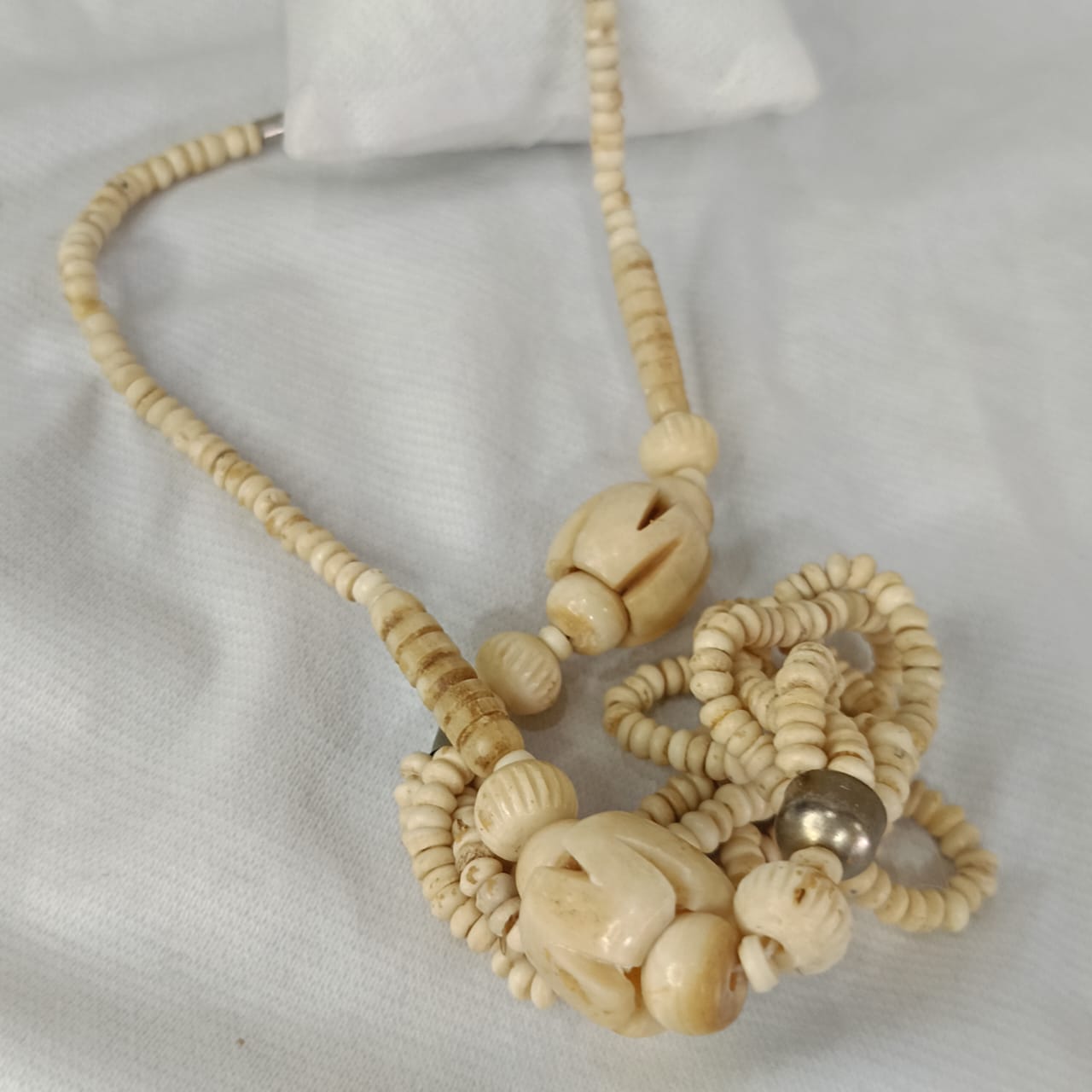 عقد تحفة بالعاج الناعم - طول مغلق 30cm