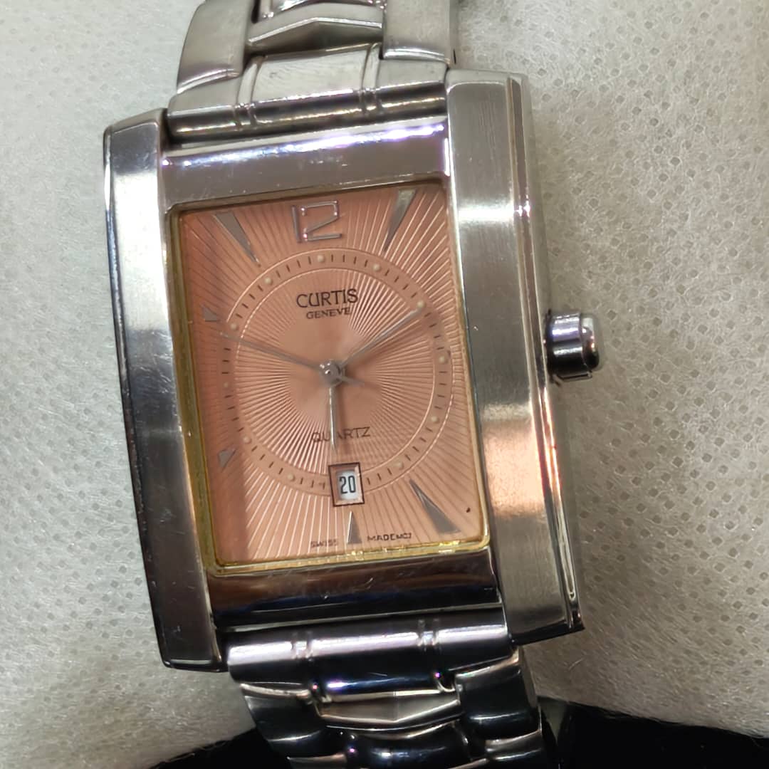 Montre curtis Genève quartz original مليون وست مئة الف
40mm
Prix 16000
