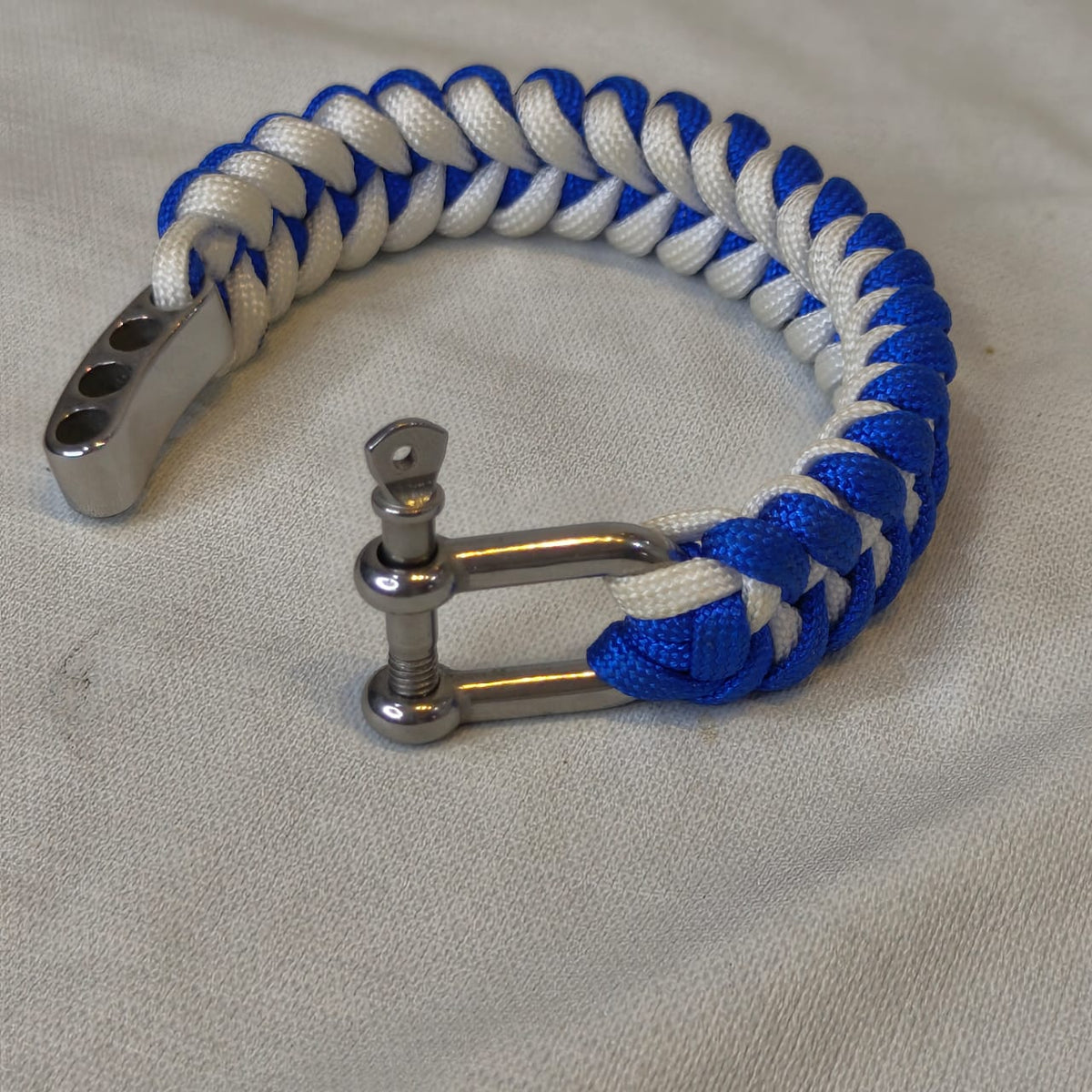 سوار تحفة
طول 22cm
Prix 6000