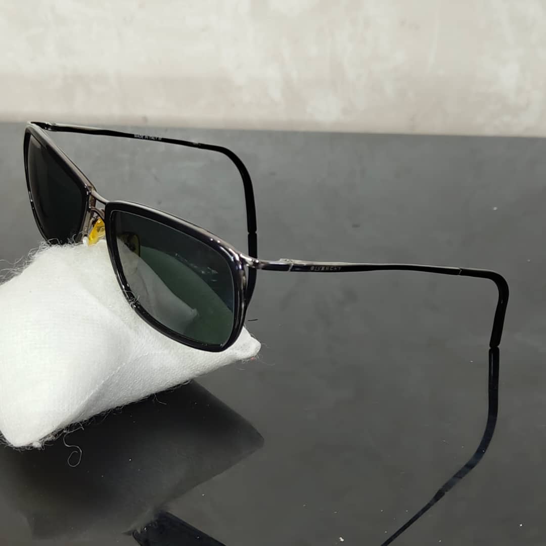 Lunette Givenchy original
Prix 6500