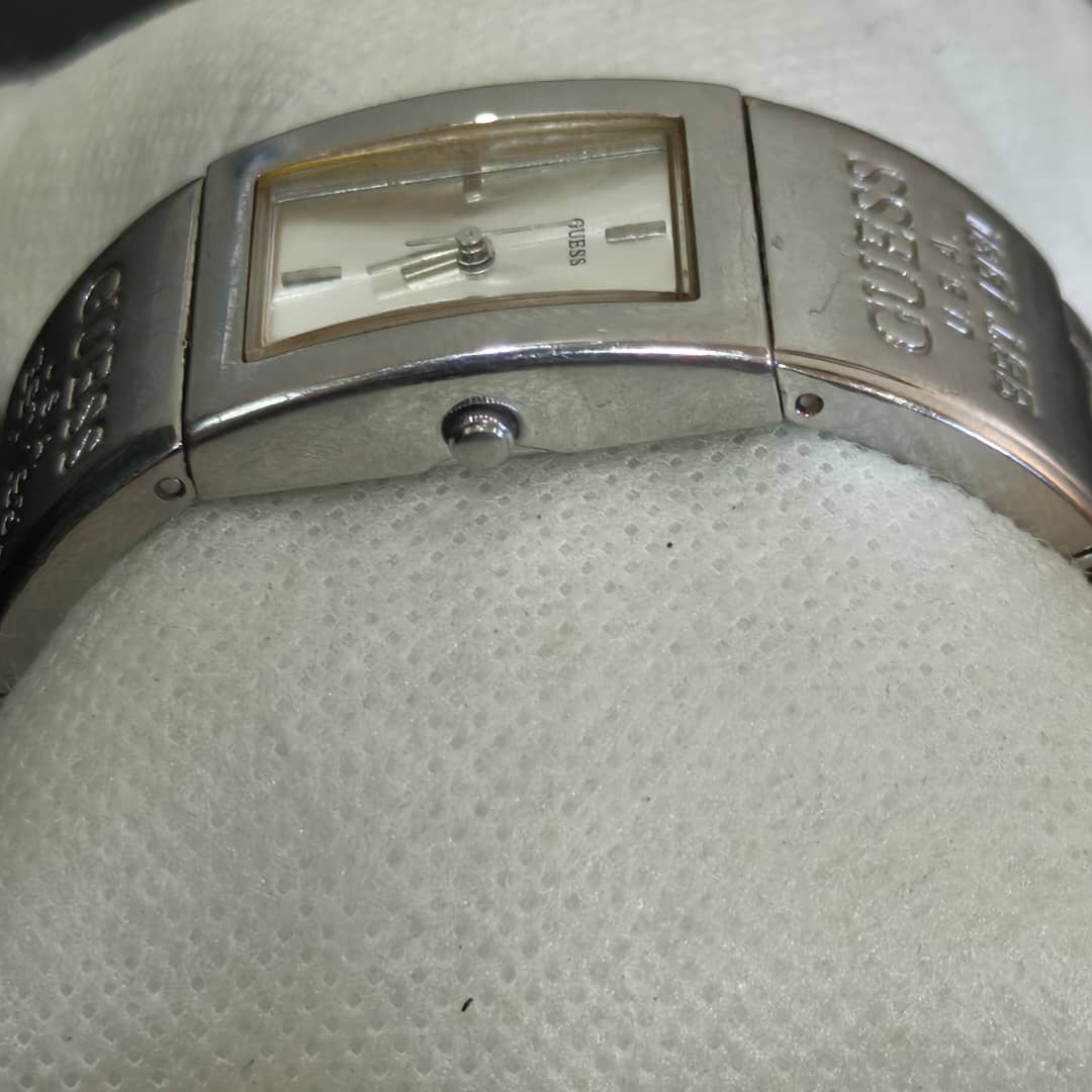 Montre Guess femme original
Prix 7500