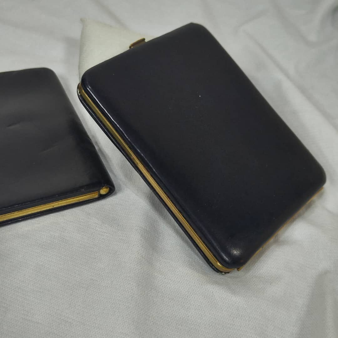 Pochette en cuir original
12/9cm
10/7cm
Prix 5000