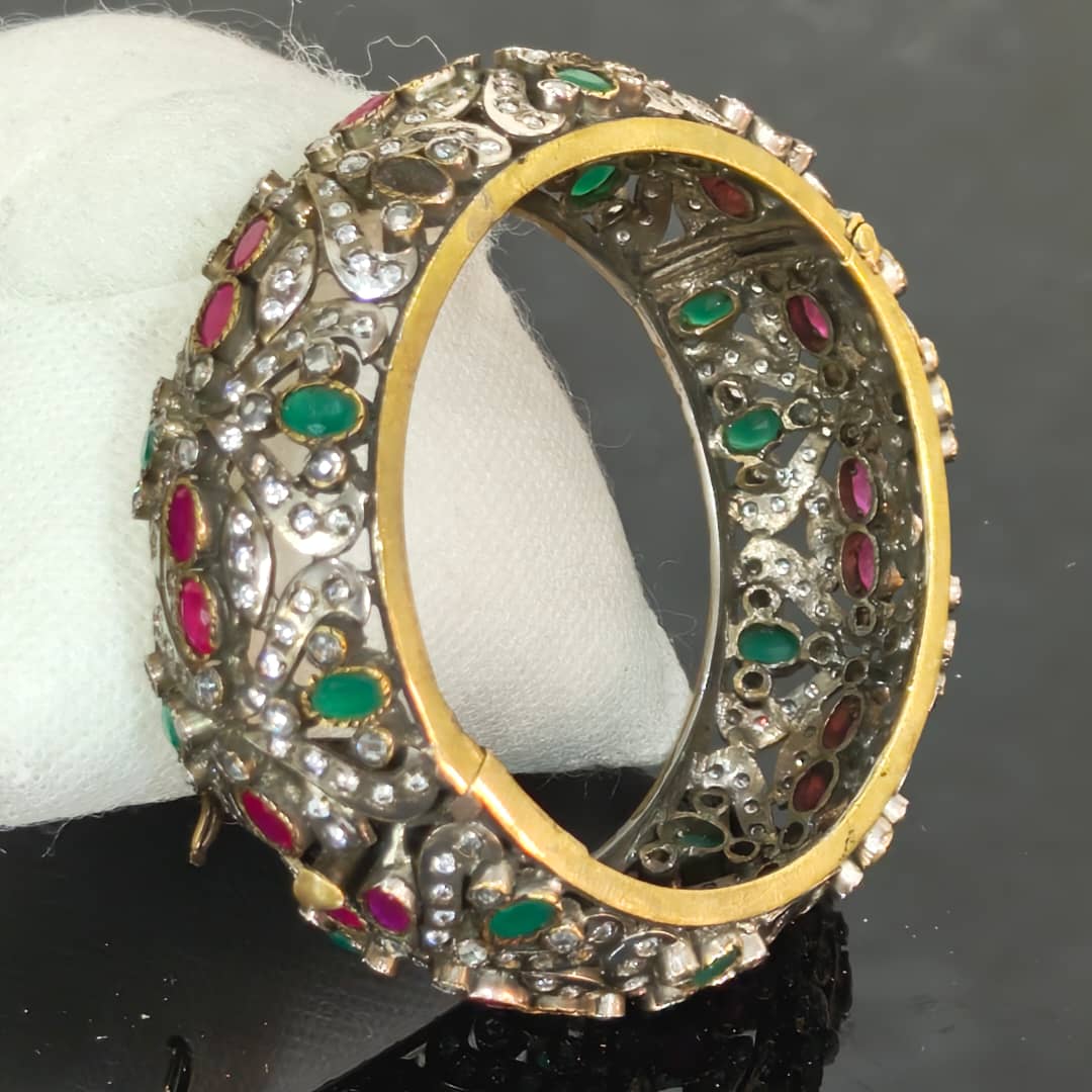 منفخ تحفة عتيق مرصع بالأحجار كريمة من مادة نحاس أبيض
6/3cm
Prix 22000