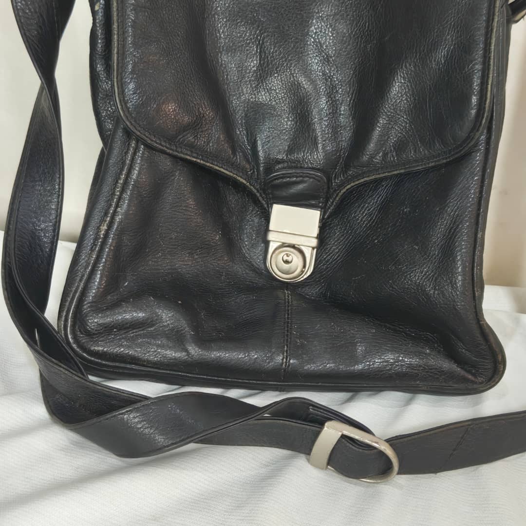 Sacoche en cuir original
32/25cm
Prix 10000