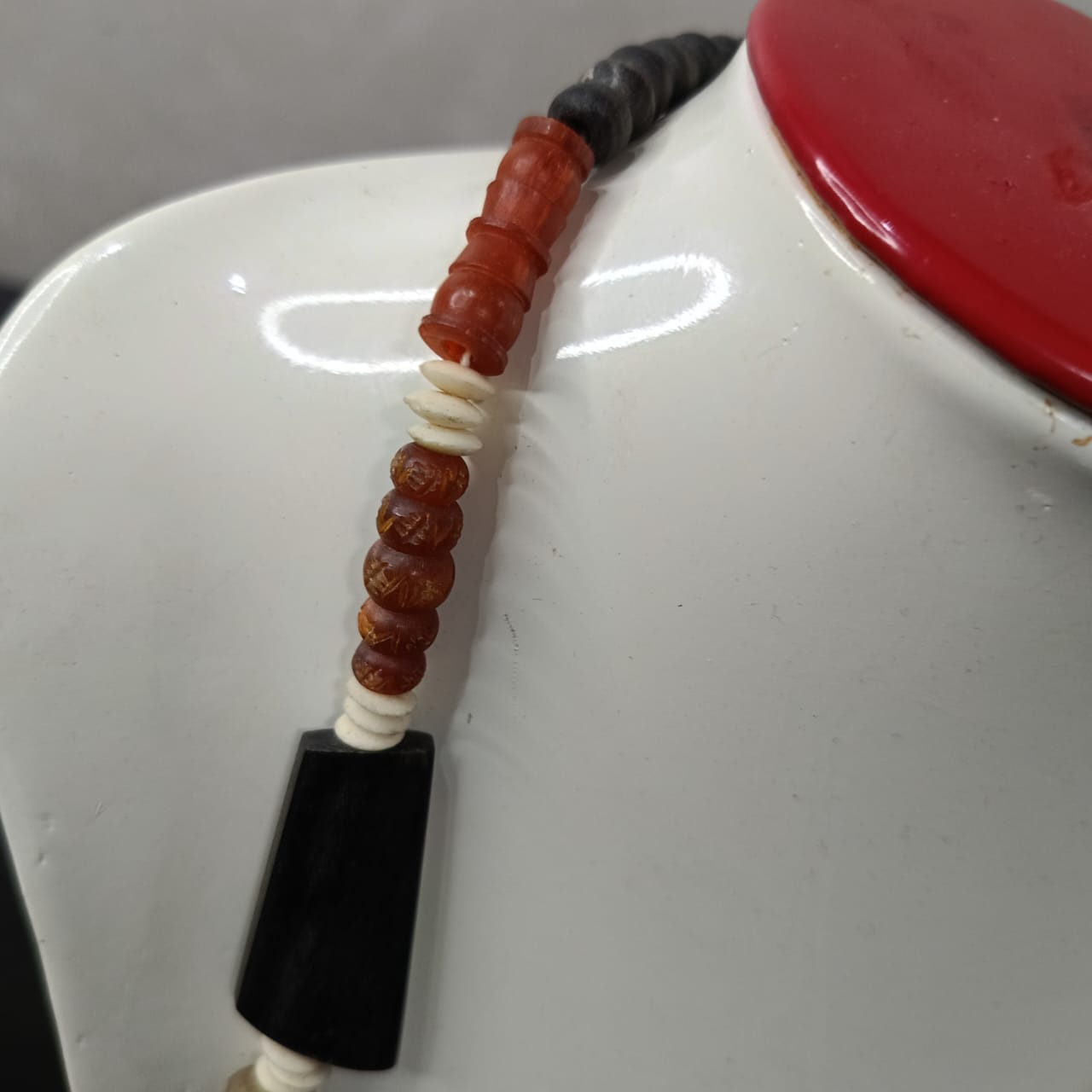 عقد قديم باالعاج