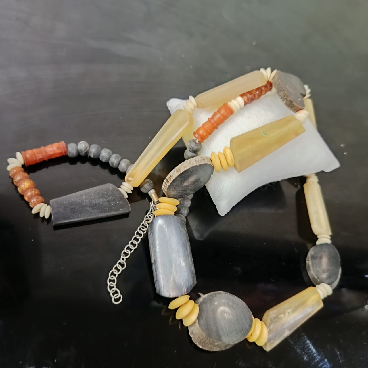 عقد قديم باالعاج