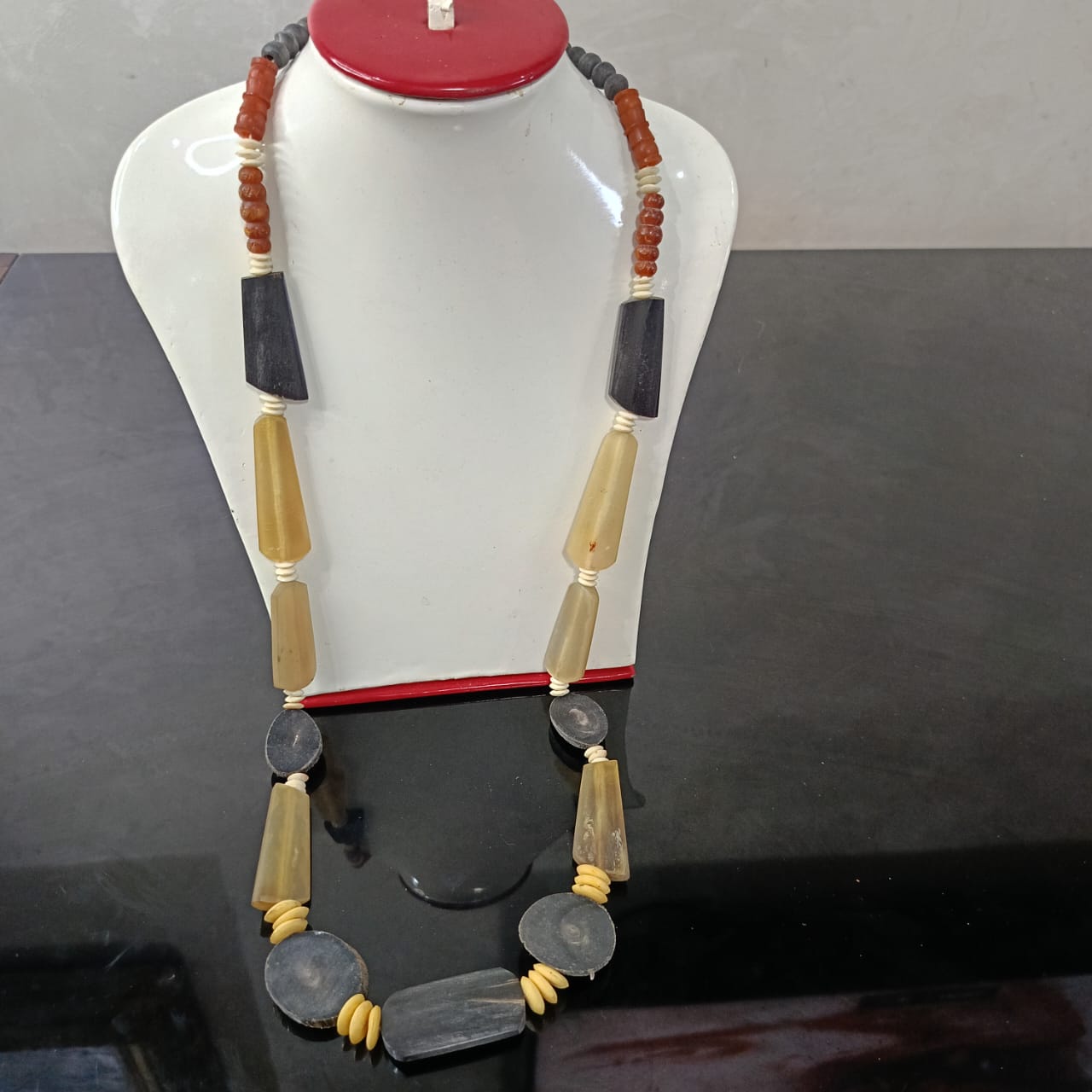 عقد قديم باالعاج