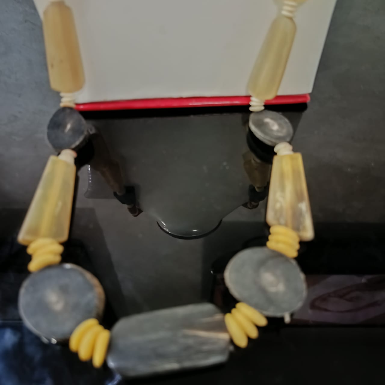 عقد قديم باالعاج