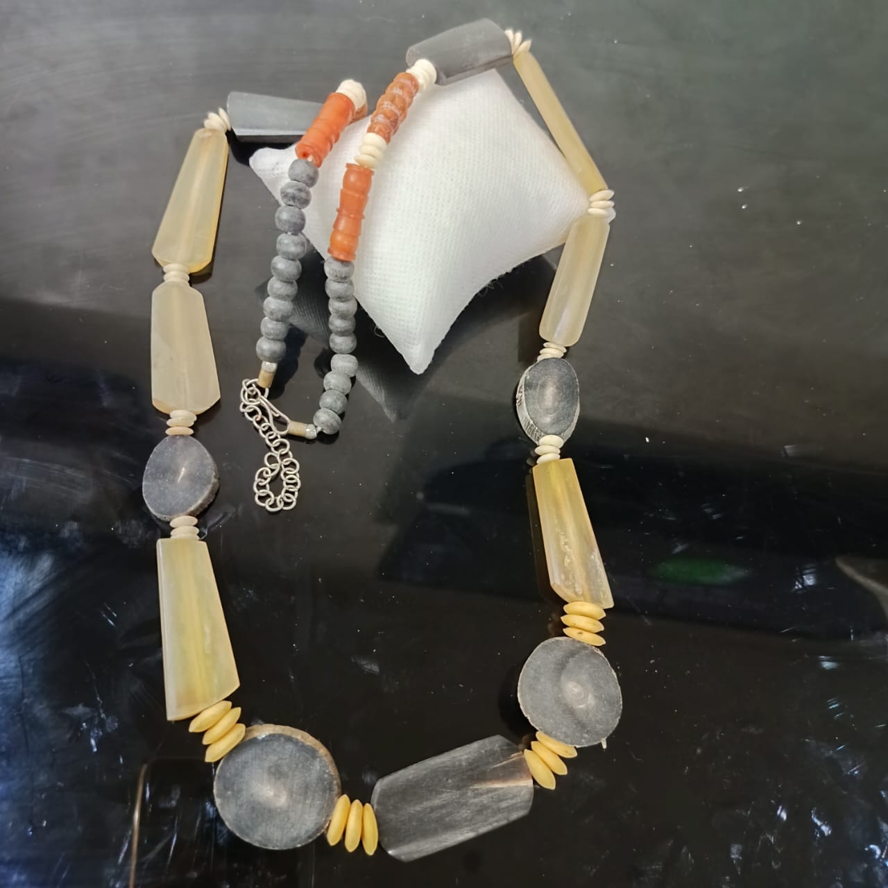 عقد قديم باالعاج