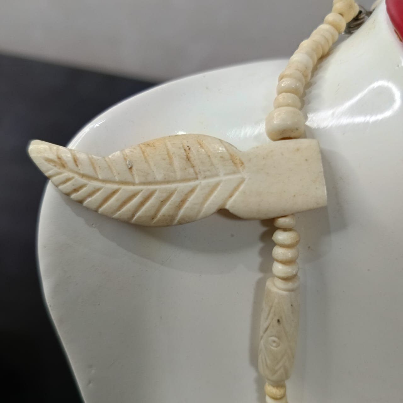 عقد قديم بالعاج