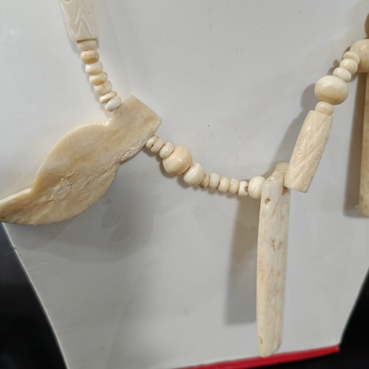 عقد قديم بالعاج