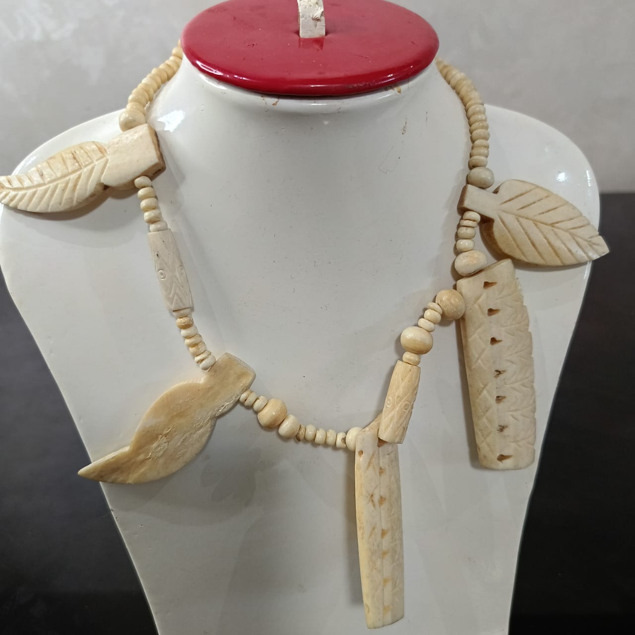 عقد قديم بالعاج