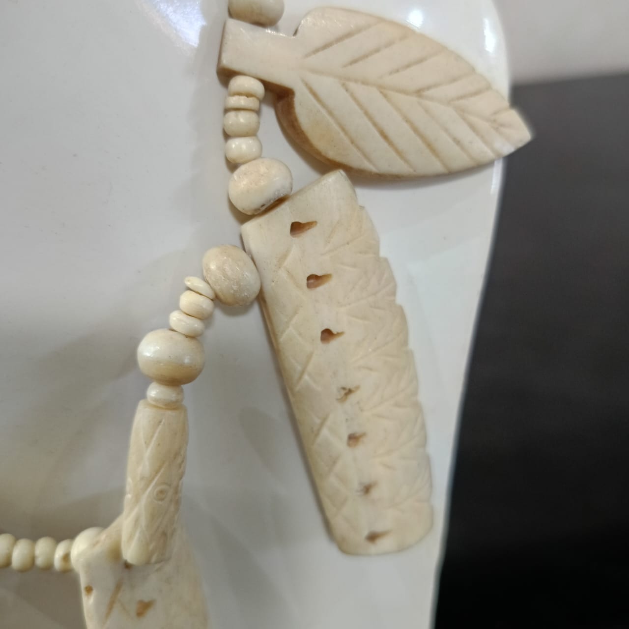 عقد قديم بالعاج