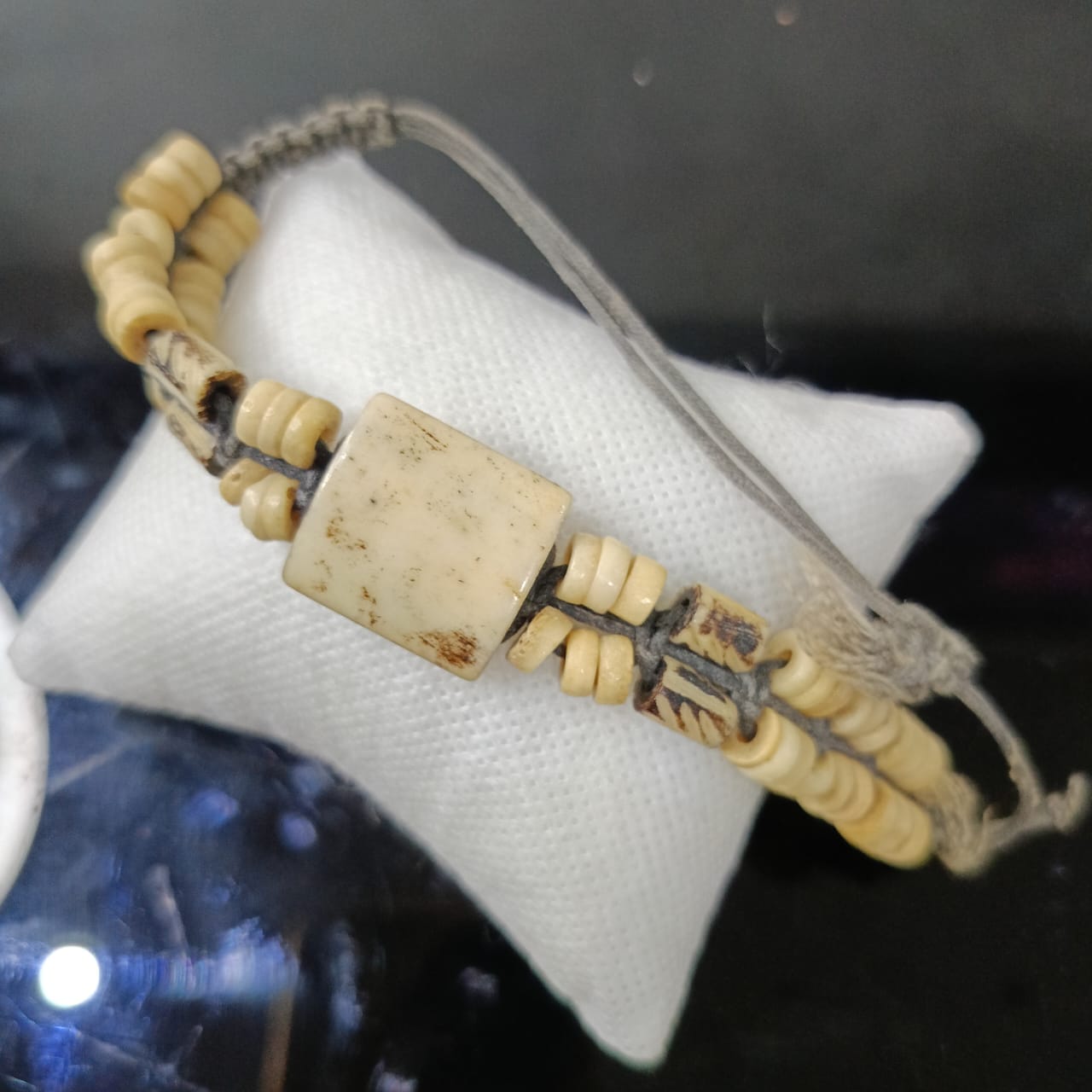 سوار قديم بالعاج