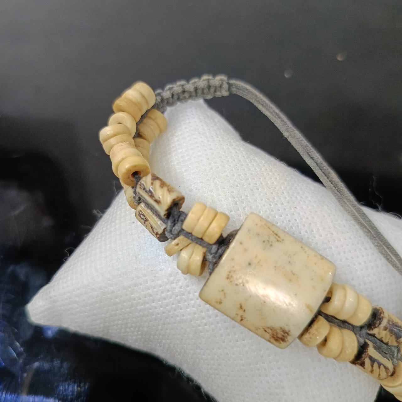 سوار قديم بالعاج