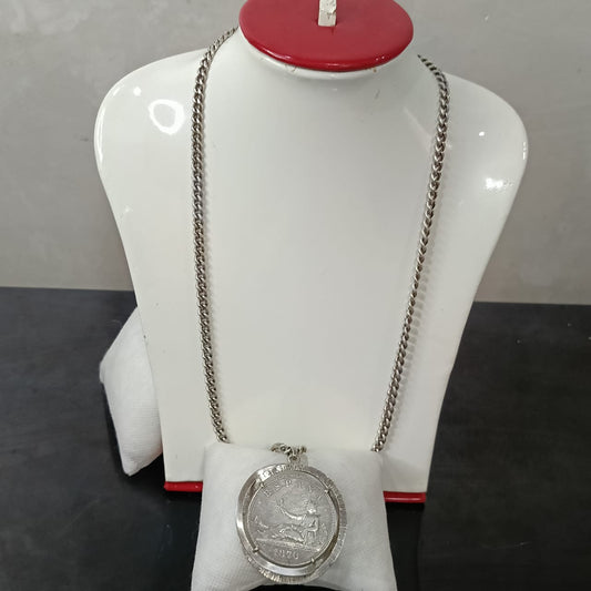 سلسلة فضة عتيقة مميزة بقلادة كبيرة