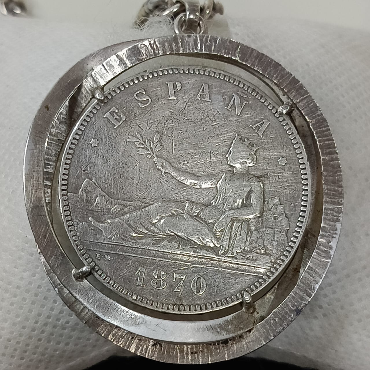 سلسلة فضة عتيقة مميزة بقلادة كبيرة