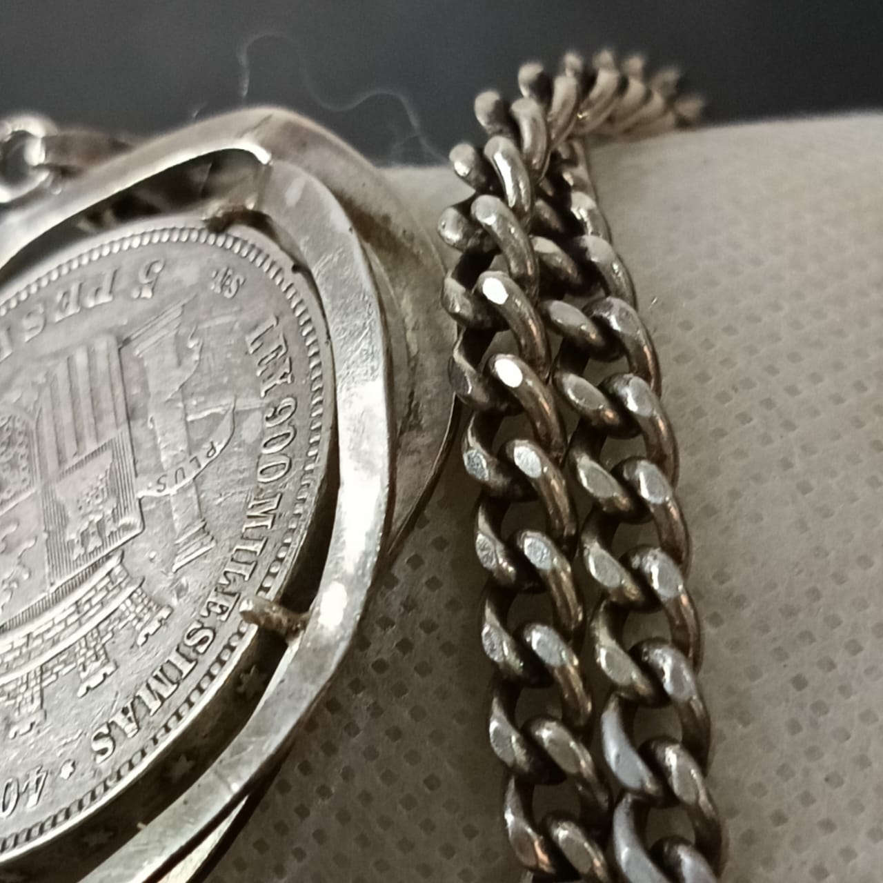 سلسلة فضة عتيقة مميزة بقلادة كبيرة