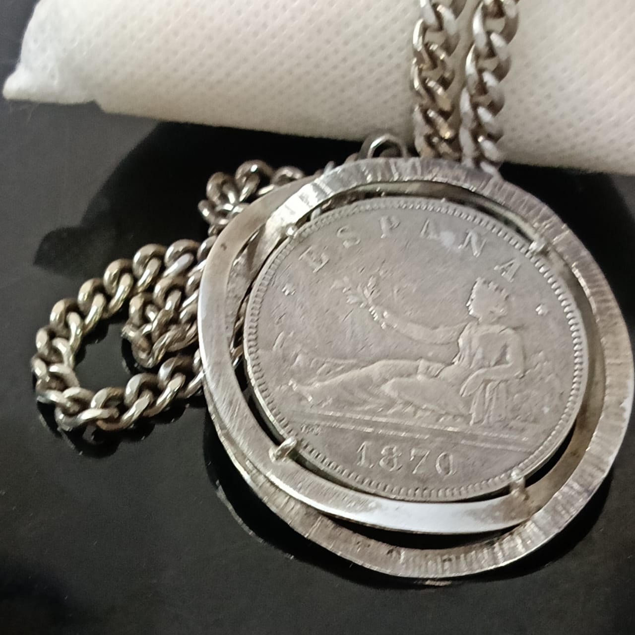 سلسلة فضة عتيقة مميزة بقلادة كبيرة