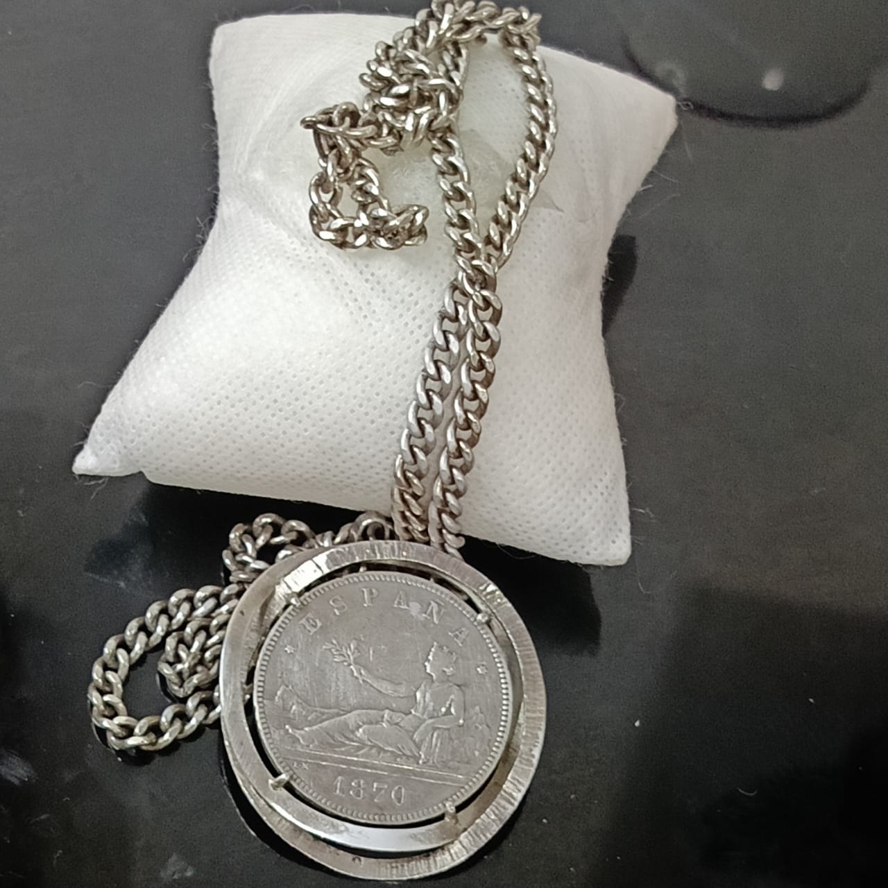 سلسلة فضة عتيقة مميزة بقلادة كبيرة