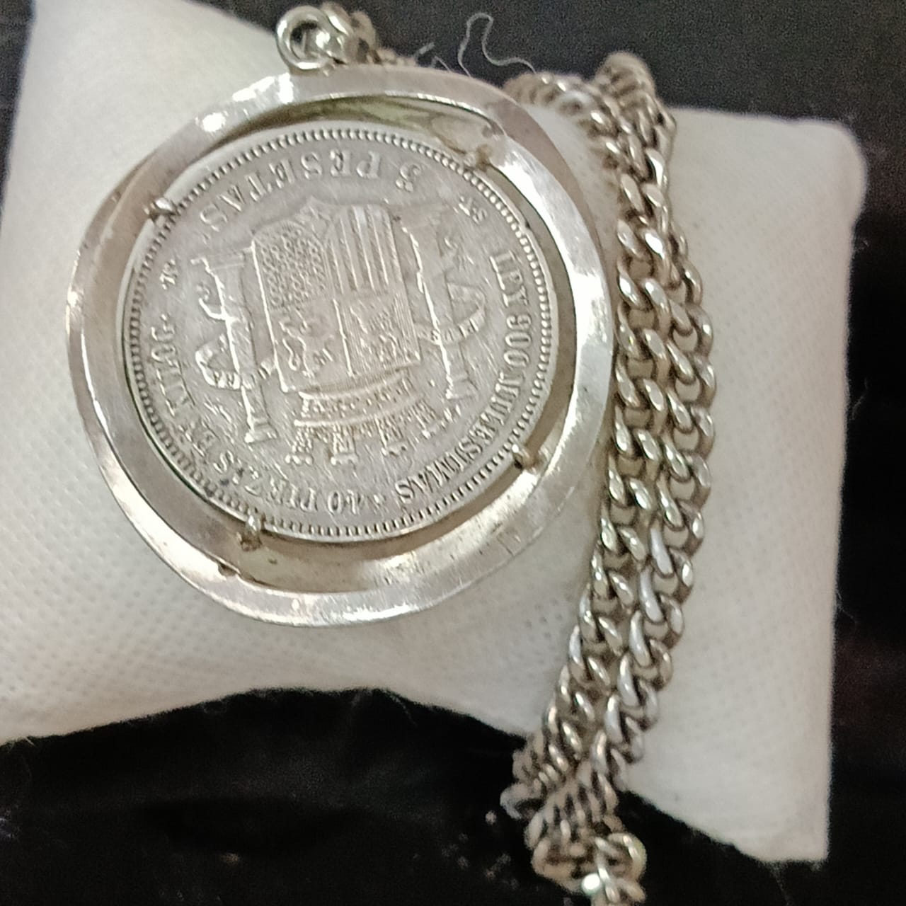 سلسلة فضة عتيقة مميزة بقلادة كبيرة