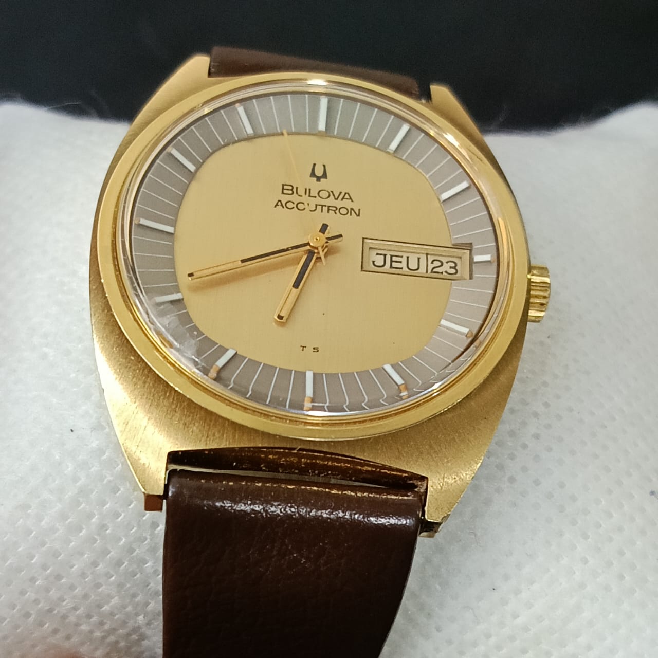 Montre bulova accvtron elctro-mécanique