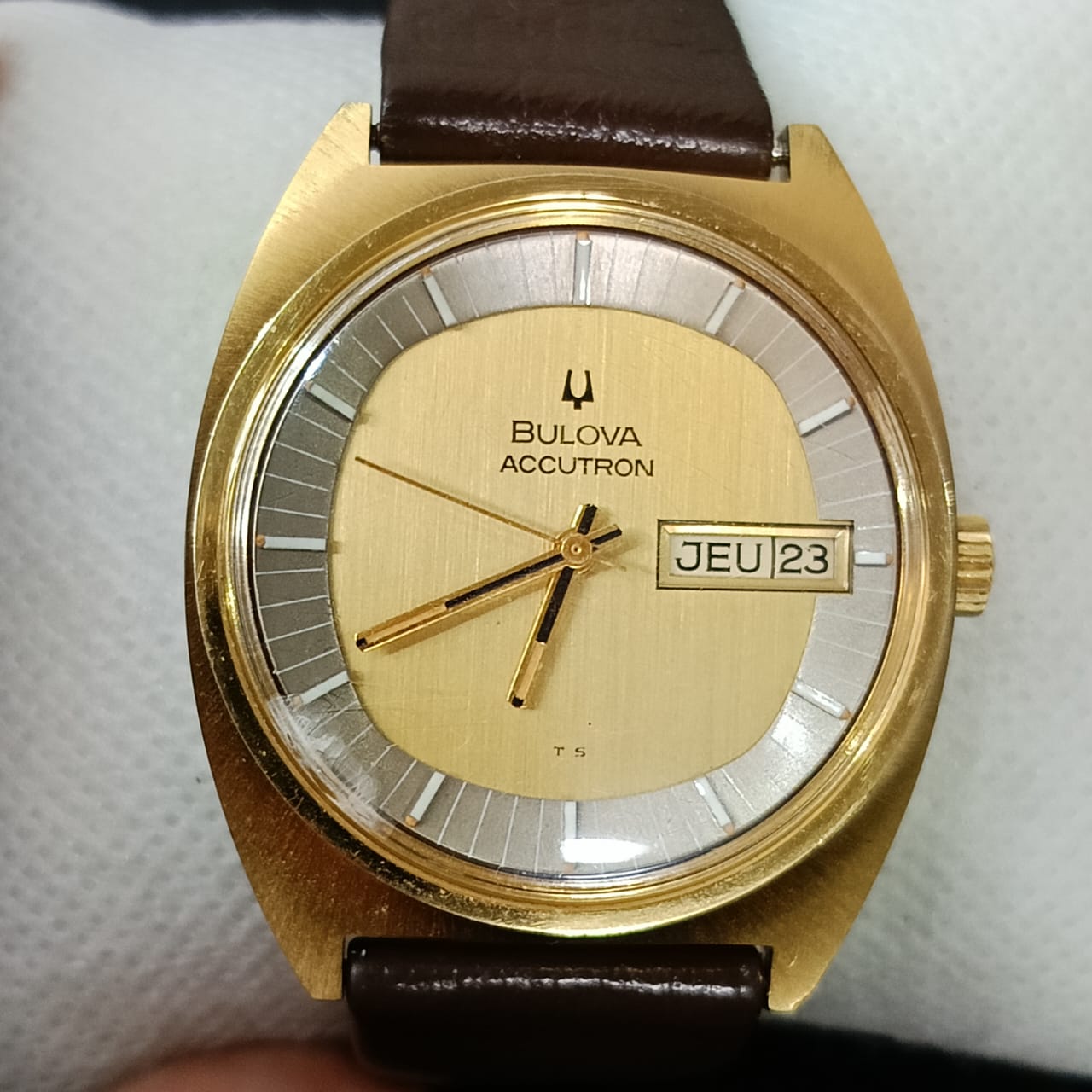 Montre bulova accvtron elctro-mécanique