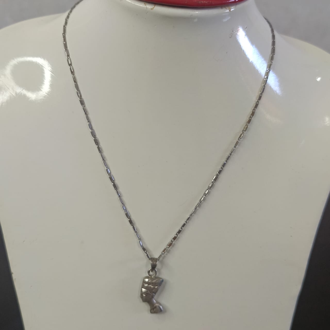 سلسلة بقلادة فضة